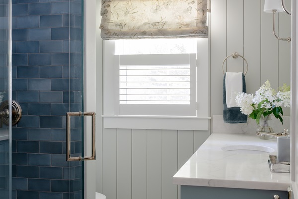 Upstairs full bath: a clean and convenient space for everyone.