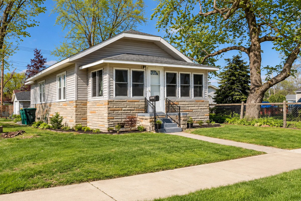 Cozy Mishawaka bungalow just 5 min to IUSB and 11 min to Notre Dame.