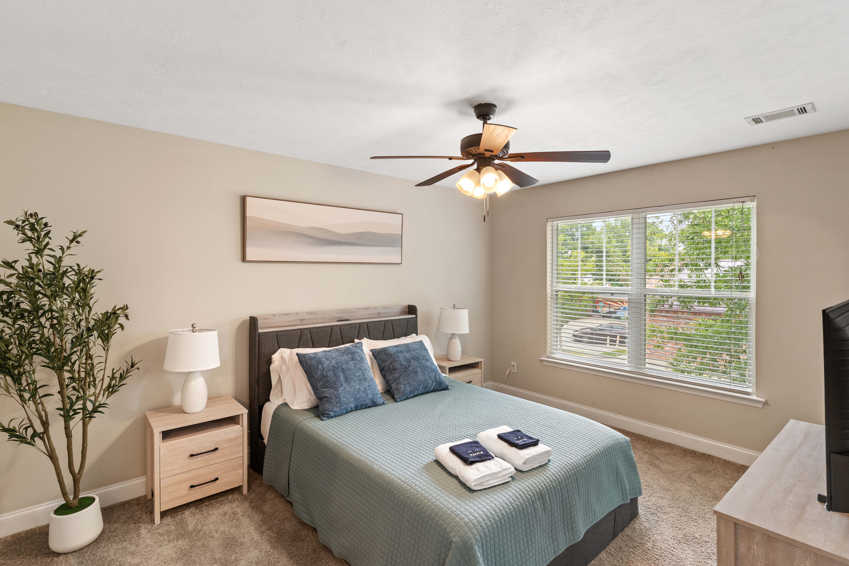 Bedroom 2 - Queen Bed