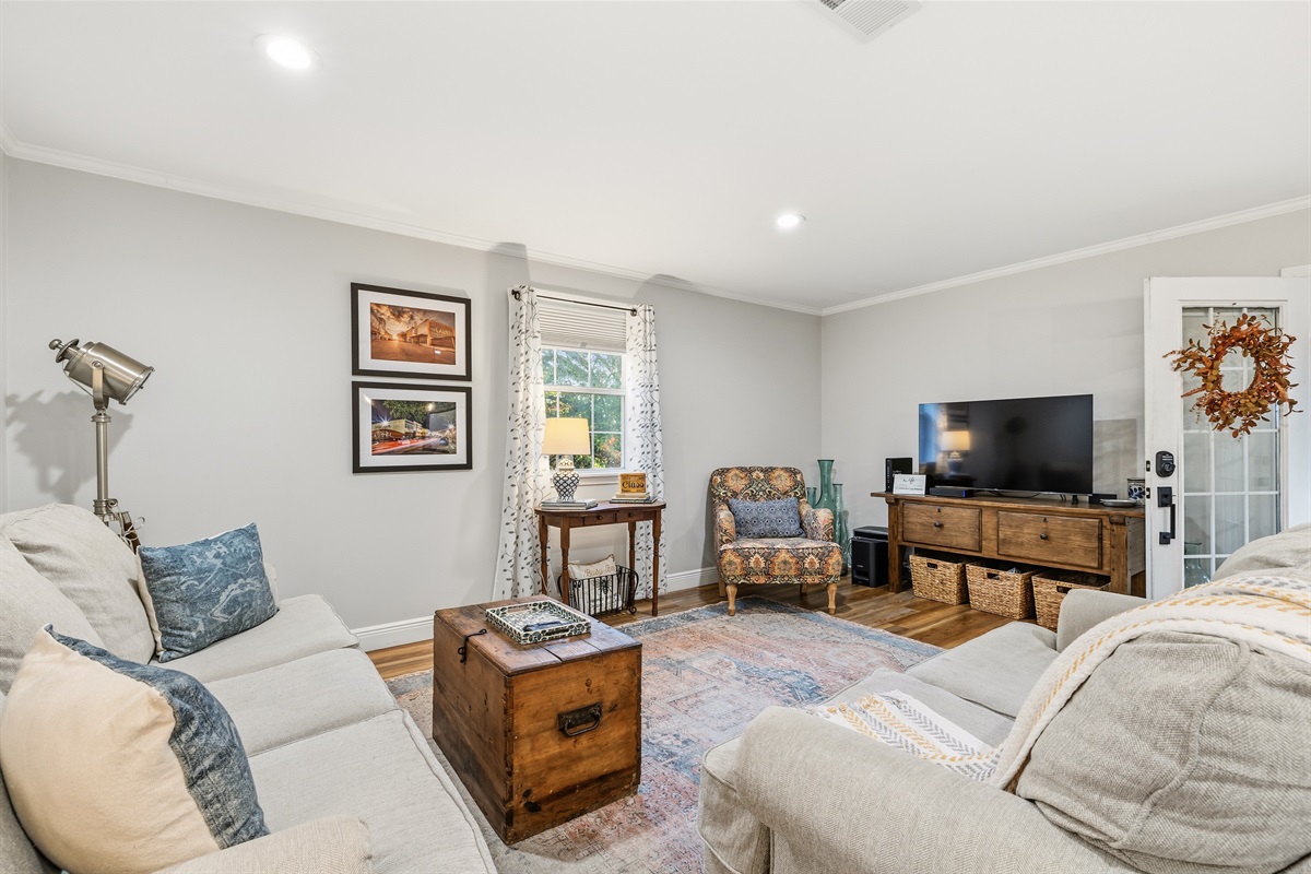 Honeycomb’s living room brings cozy seating and easy Laurel vibes together for the perfect unwind.