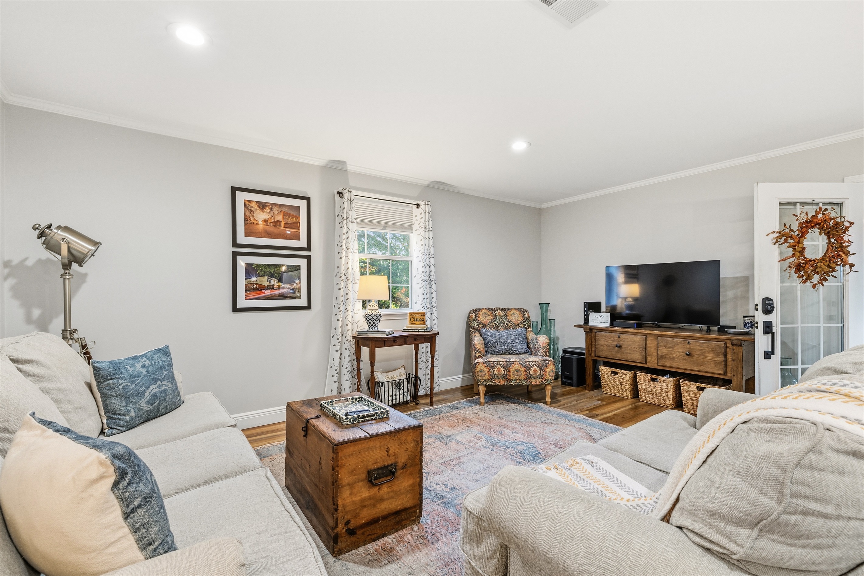 Honeycomb’s living room brings cozy seating and easy Laurel vibes together for the perfect unwind.