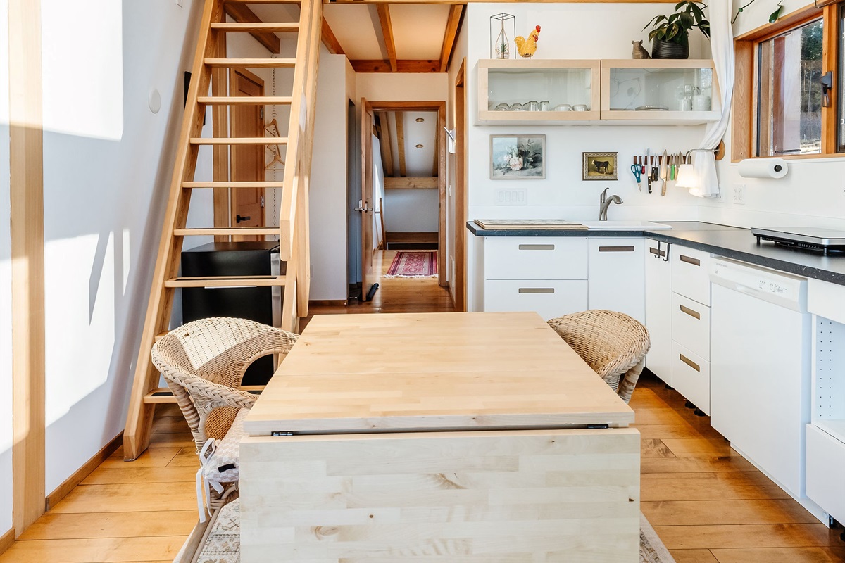 table extends to accommodate 4