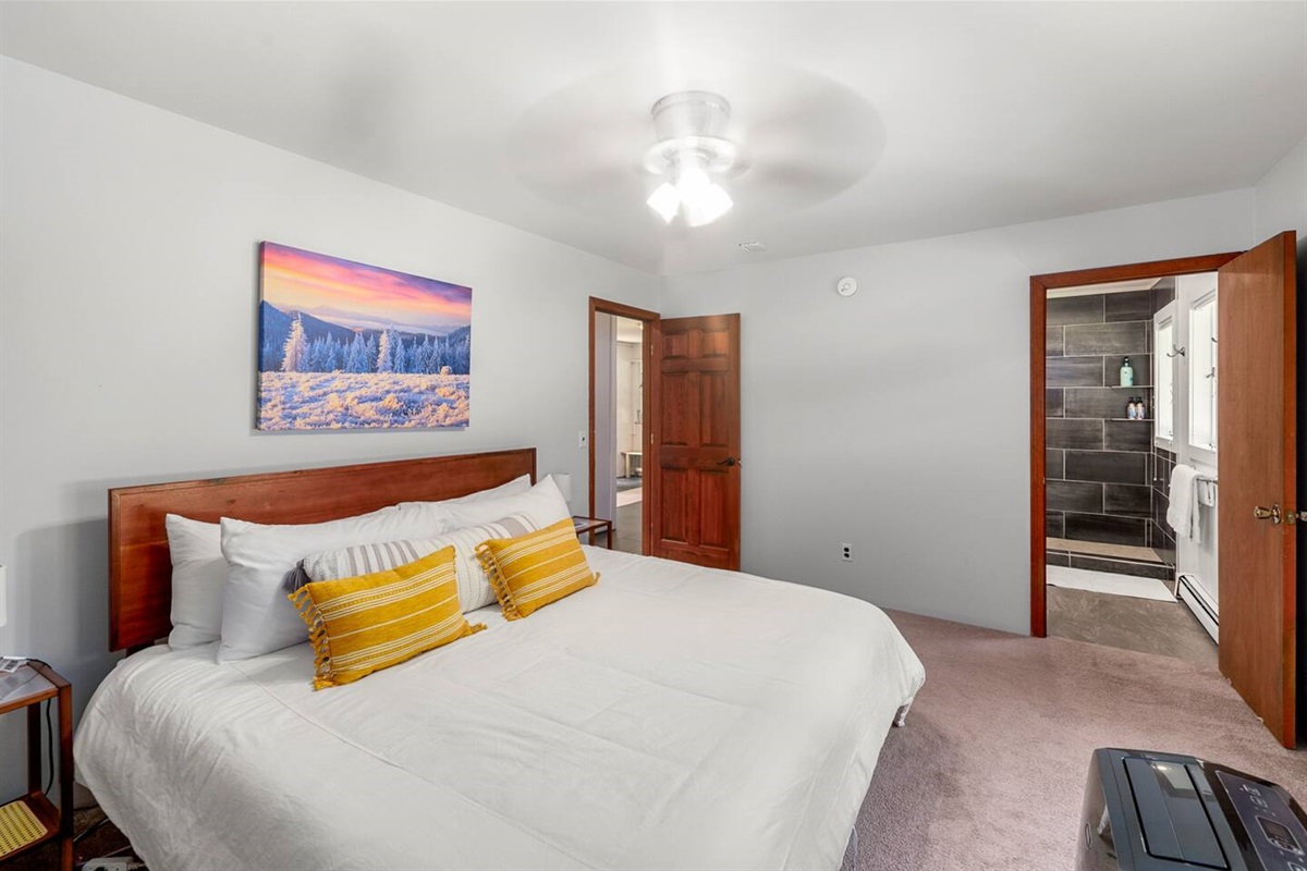 Bedroom #1 with en suite (King Bed)