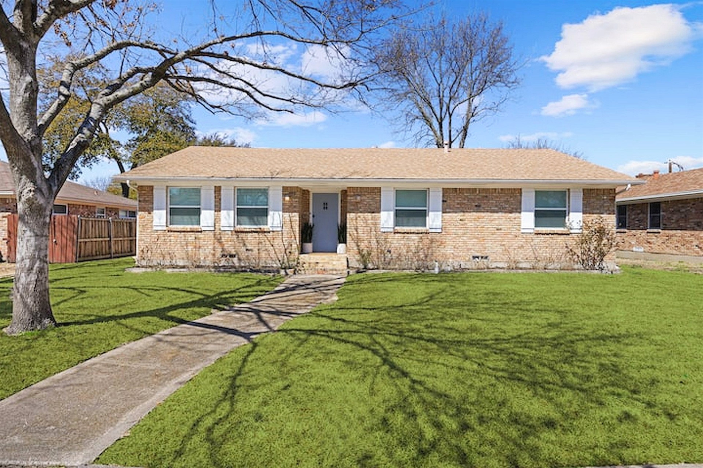 Bright and welcoming front exterior with a spacious lawn, charming curb appeal, and a peaceful residential setting just minutes from Dallas favorites. 🌿✨