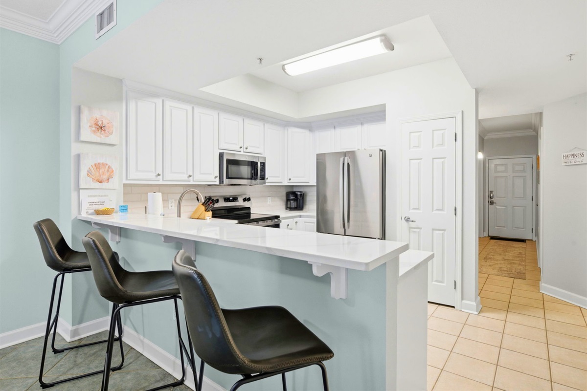 The breakfast bar adds extra seating and makes mornings easy before heading out to the beach.
