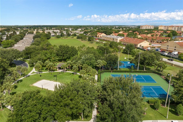 Windsor Hills amenities : Beach Volley and Tennis