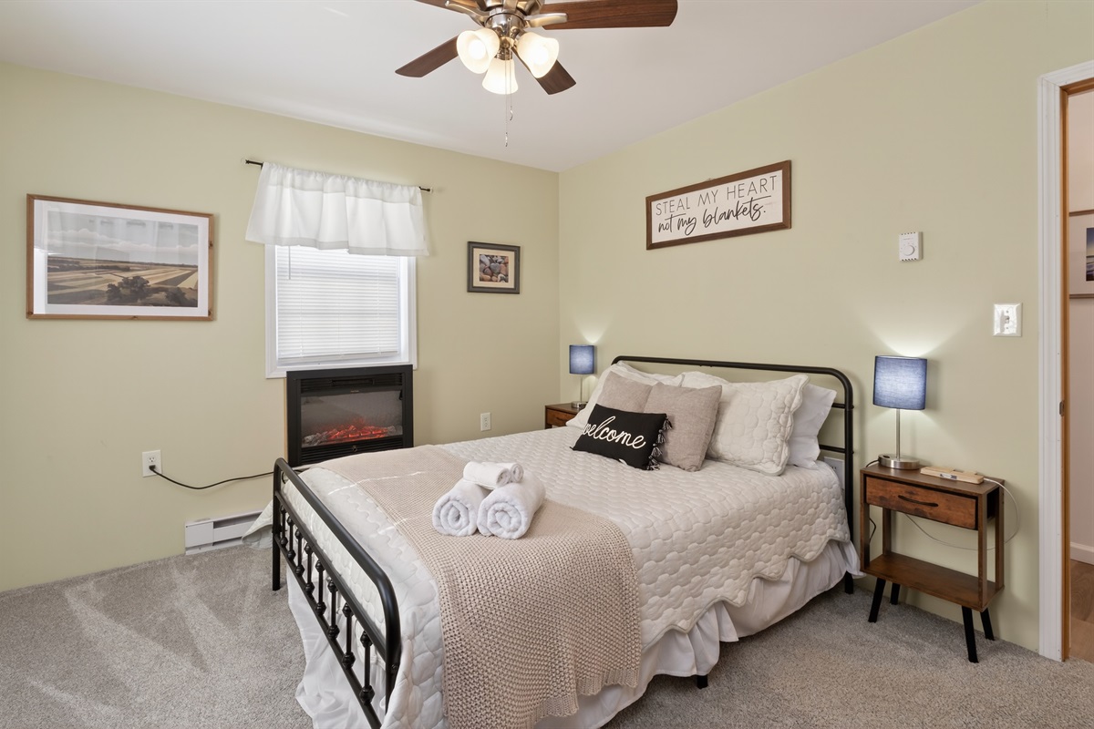 Main House Queen bedroom