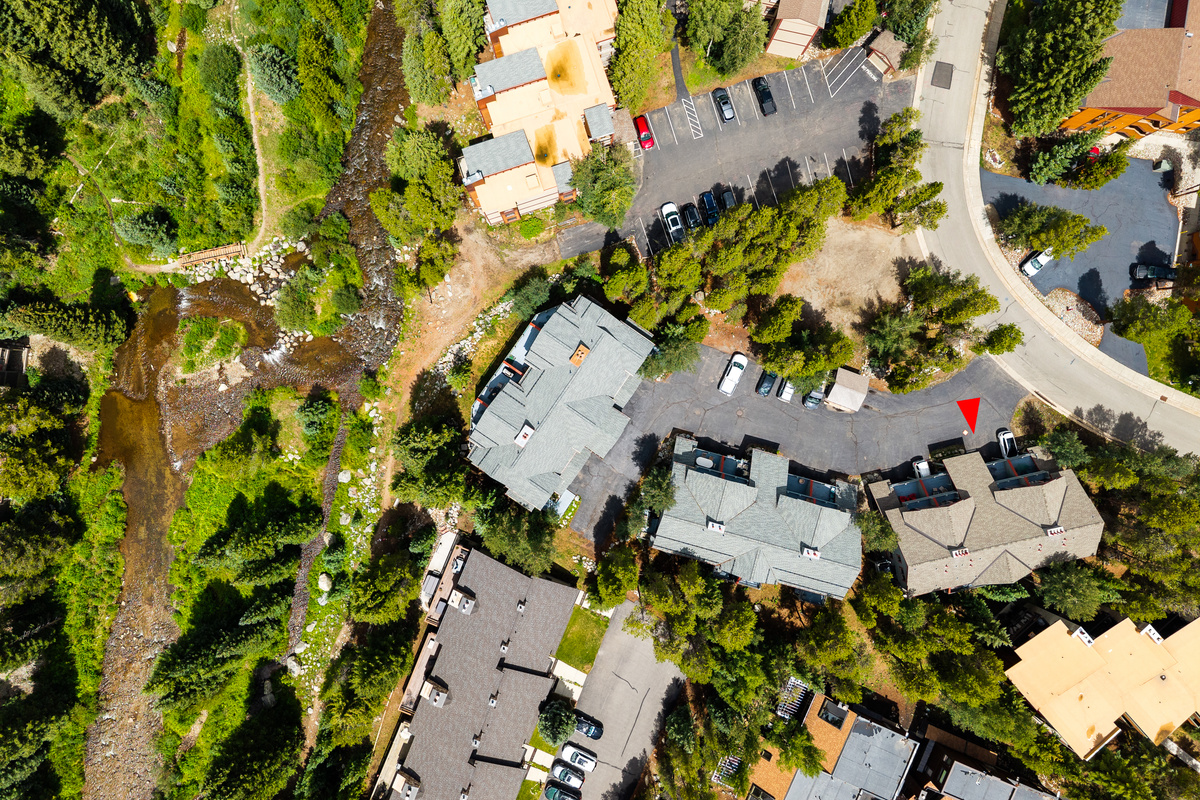 Red arrow shows Columbine Pine Creek Retreat with aerial view of the beautiful Blue River on left along with walking trails on both sides. These trails lead into town, Maggie Pond, Peak 9/The Village/Main Street Station, and also to hiking trails. 