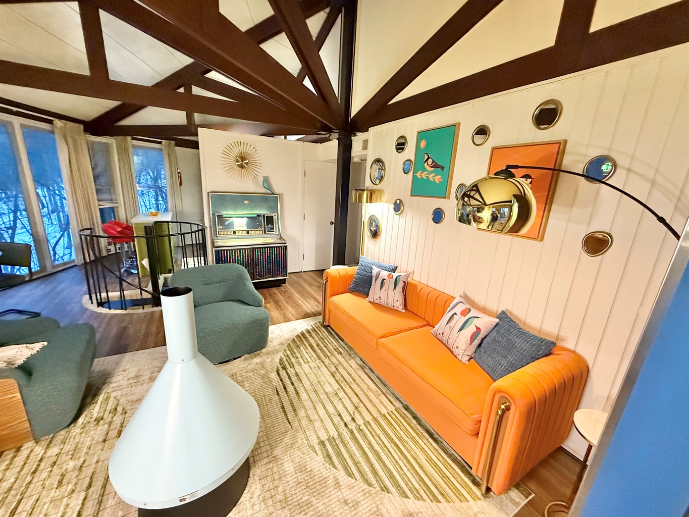 Have fun surrounded by trees, listening to music on jukbox