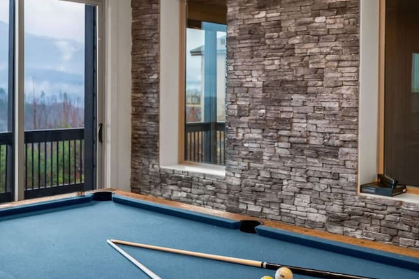 Upscale Gatlinburg Airbnb cabin with mountain views, stylish game room, full-size pool table, stone accent walls, and private deck. Minutes to downtown Gatlinburg, Pigeon Forge & Great Smoky Mountains National Park. Perfect Smoky Mountain retreat.