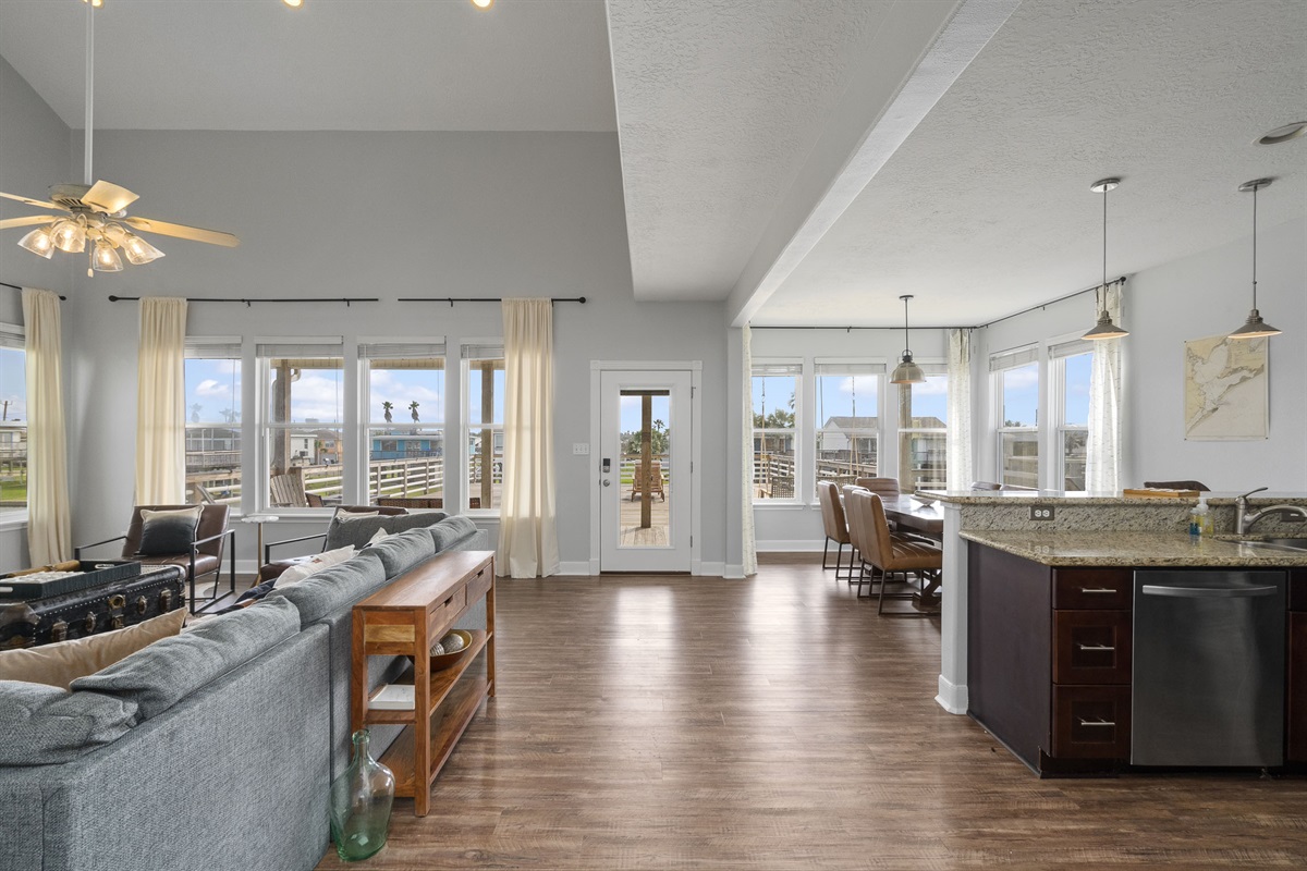 77063256ba03443fa9d44ab1e6e45140 Large | Beachhouse | Texas | TX | Vacation Homes | Galveston | Crystal Beach | Kokomo | Breezy Days | Beachfront Elegance | Sunrise Serenity | Southern Sands Property Management, LLC
