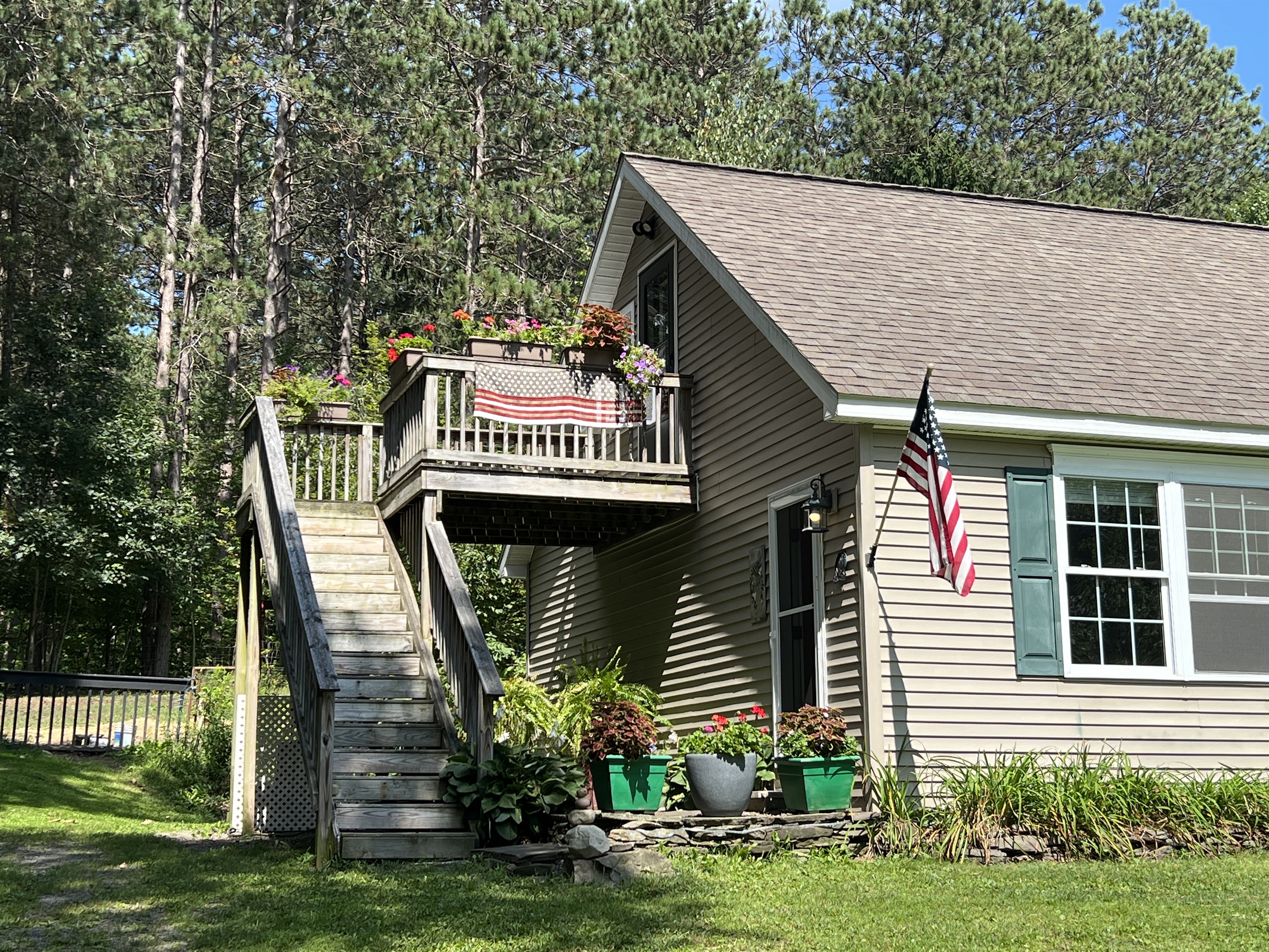Fernwood Guesthouse - Garden room bottom next to flag