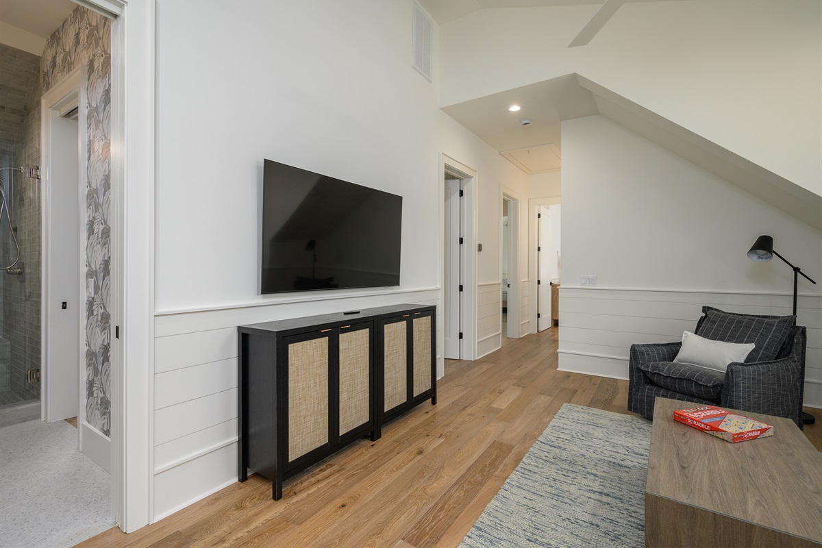 Upstairs den TV
