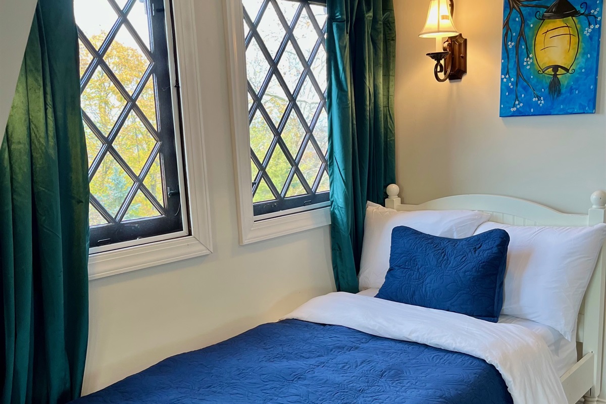 Main House: Bedrm #9 - 4 Twins&1 Double + 1 Trundle Bed