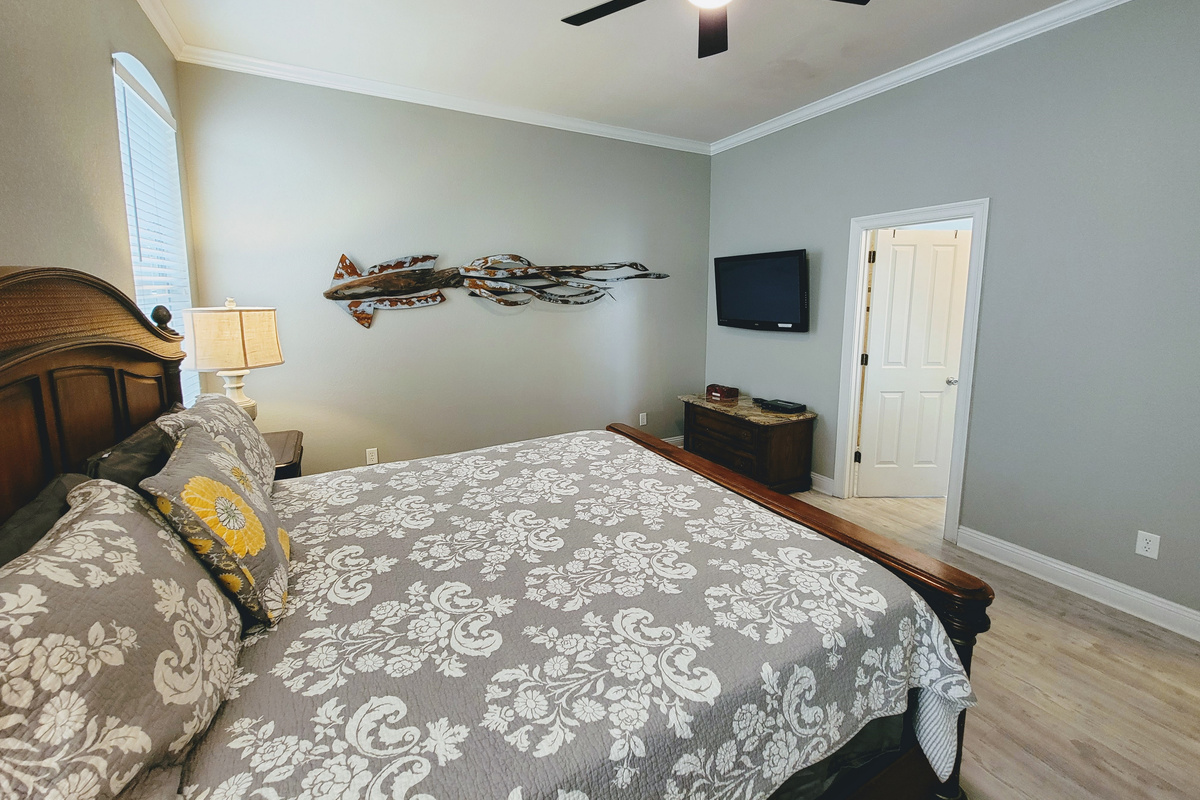 Bedroom #1 - 1st Flr King Mstr Suite with walk-in shower & tub