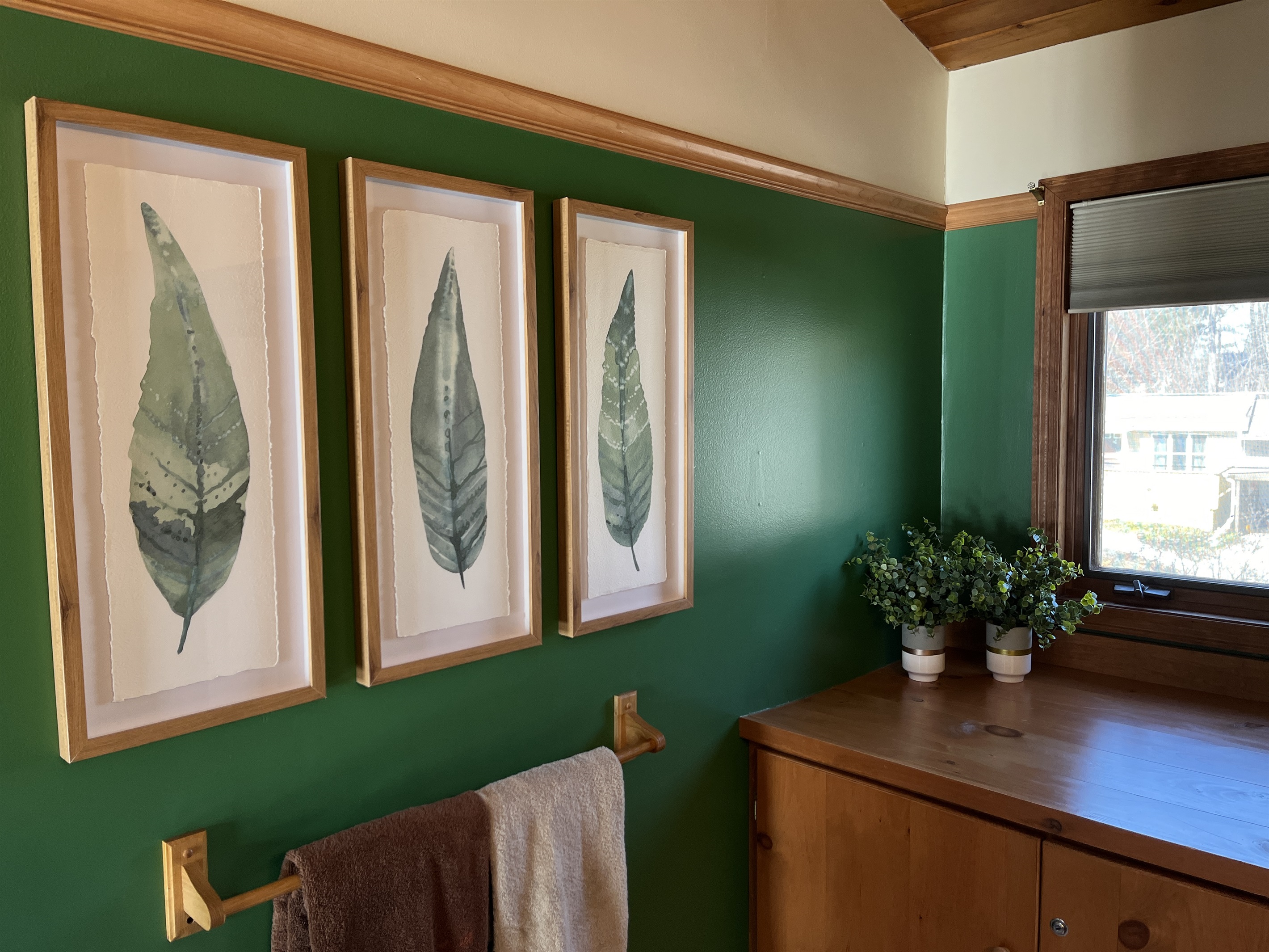 Camp Havon 2nd floor full bathroom  décor details.