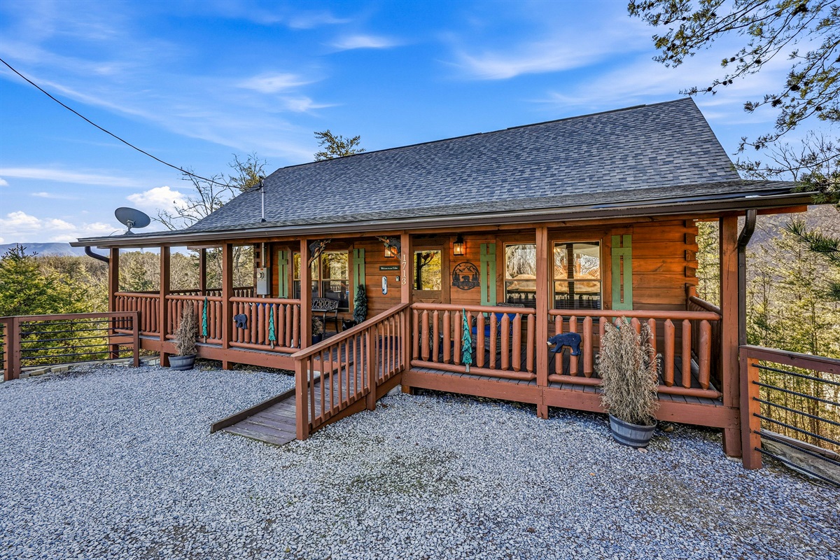 Escape to this stunning Smoky Mountains log cabin near Gatlinburg & Pigeon Forge | Private mountain retreat with wrap-around deck, scenic forest views & authentic cabin charm | Your perfect Sevierville TN vacation starts here