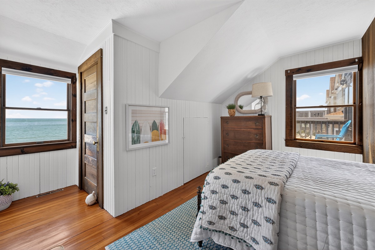 Relax in the 2nd bedroom with a cozy full bed and stunning ocean views. 🌊