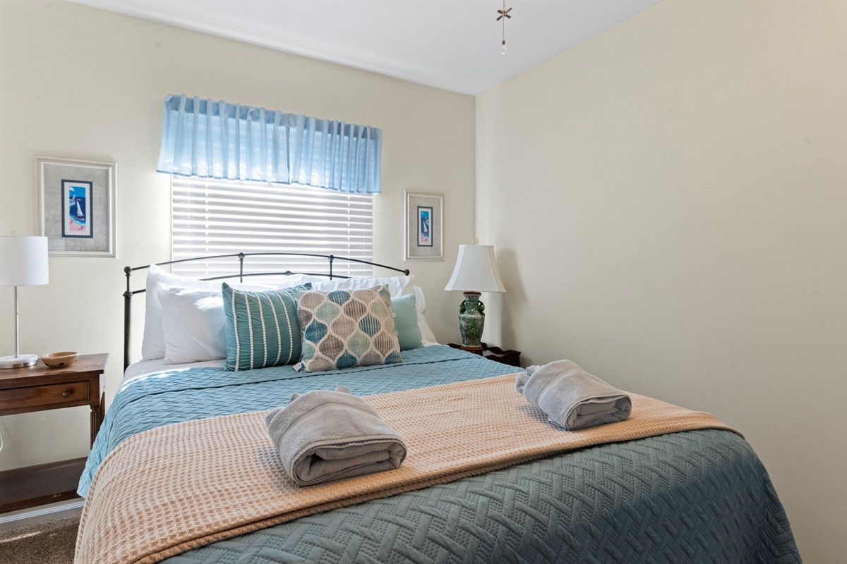 Bedroom Queen: Bright room with stylish decor and comfy bedding for a restful getaway!