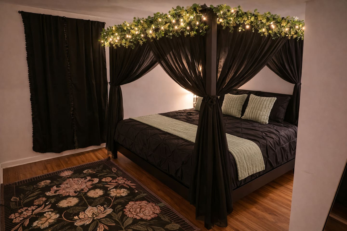 King bed, with black bed luxury linens. Samsung Smart Tv, board games in the closet of this room! Fairy lights on the bed can be controlled with a white remote inside of drawer