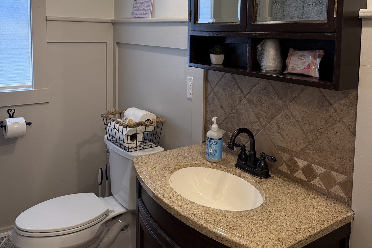 1st floor bath with tub/shower off hallway