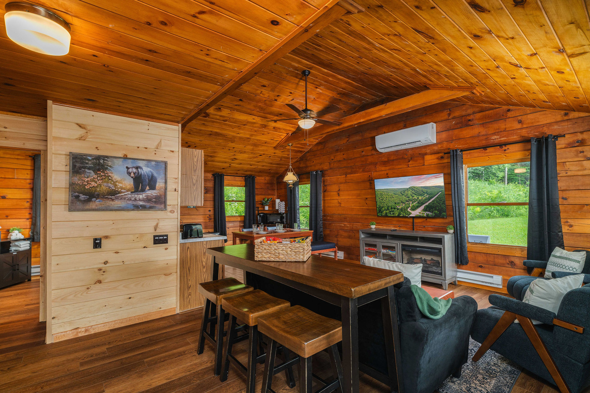 🛋 Open-concept living and kitchen — cabin warmth with room for the whole crew.