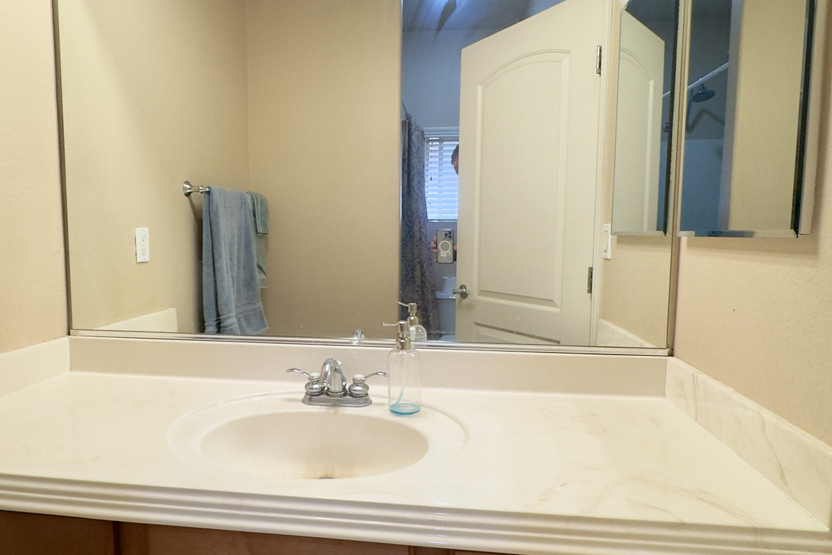 Full private bath with tub and shower — guest house near Las Vegas