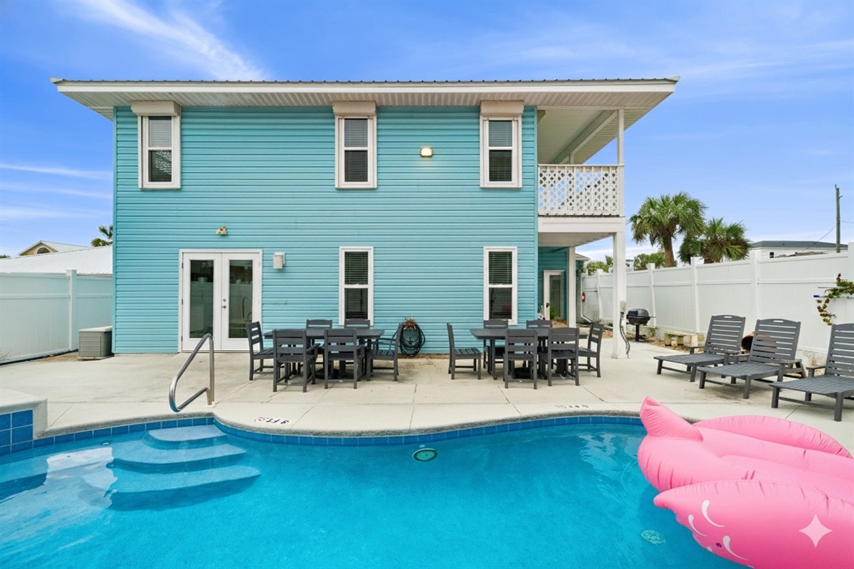 You'll enjoy dining poolside, lit at night by the colored pool lighting system. We provide plastic re-usable drinking glasses perfect for poolside beverages. 