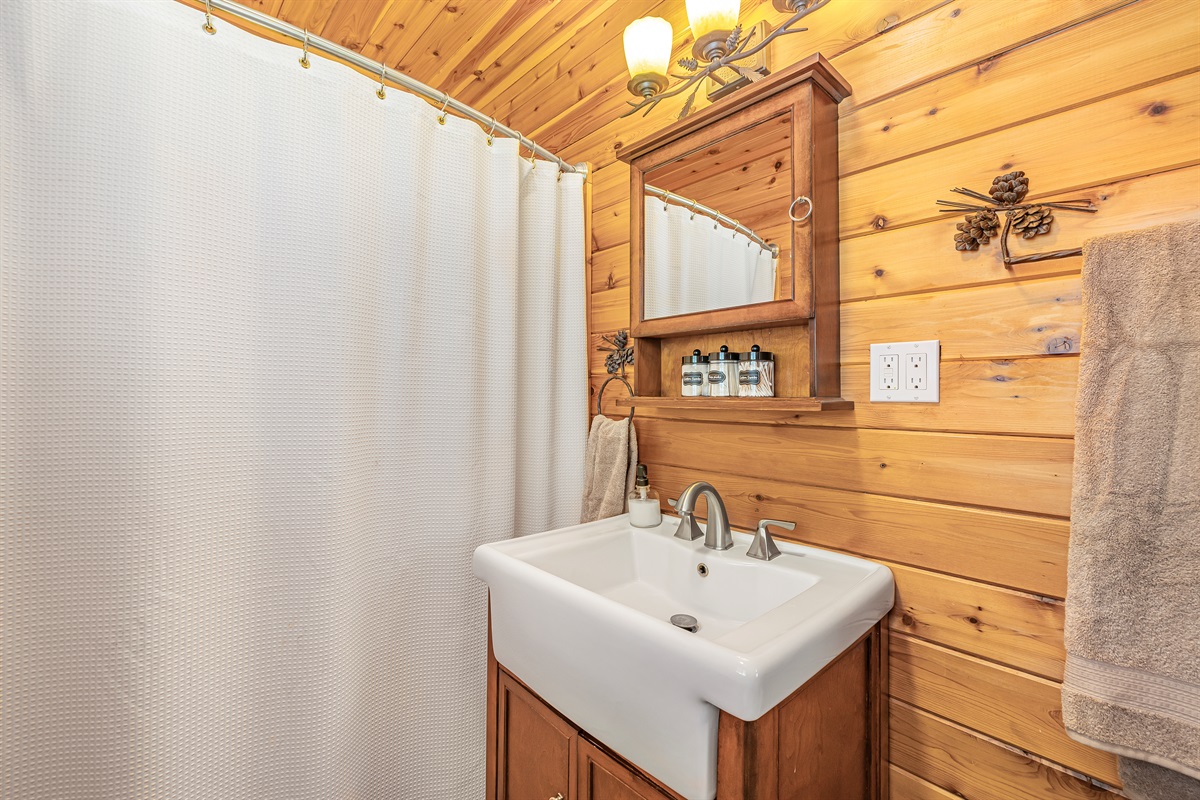 Bedroom #2 private ensuite bathroom