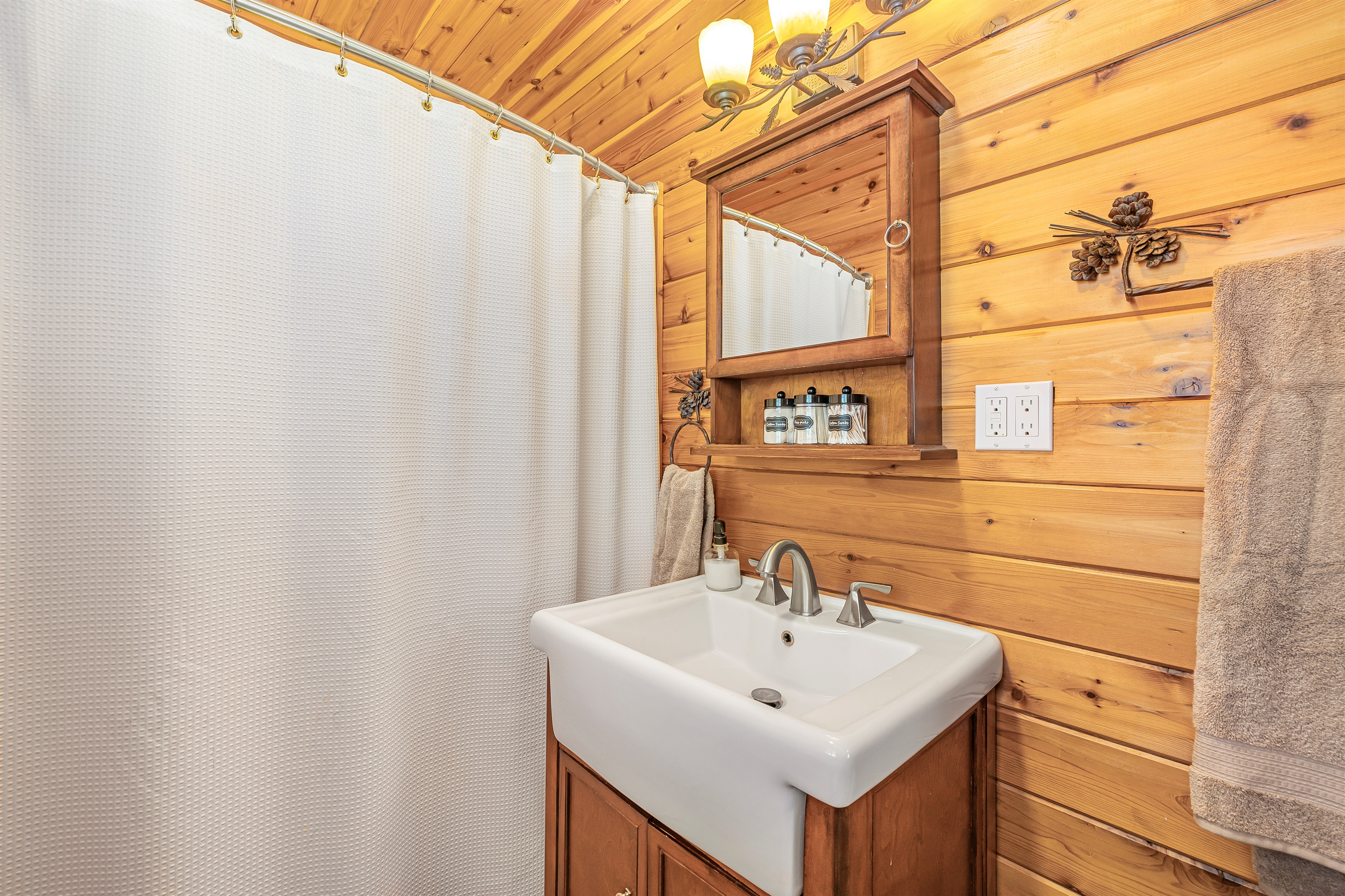 Bedroom #2 private ensuite bathroom