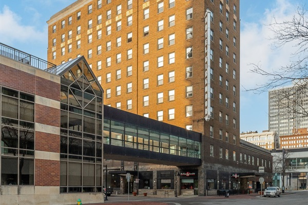 Stay in the iconic Hotel Kirkwood, directly connected to the Des Moines skywalk system. Walk indoors to Wells Fargo Arena, Hy-Vee Hall, restaurants, shops, and nightlife—true convenience paire