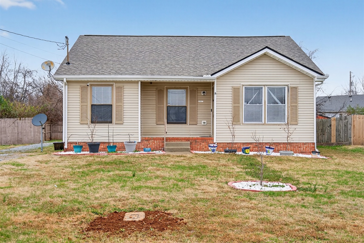 Cozy 3 bedroom 2 bath home offers plenty of room to sleep up to 7. High speed internet, washer and dryer, linens, and all kitchen amenities included. Located just across from Ft. Campbell Army