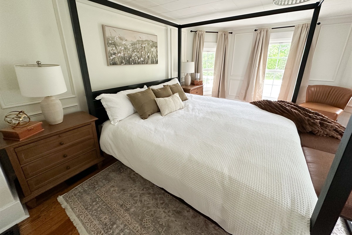 Designed with bridal mornings in mind. This elegant suite offers a peaceful, luxurious space to get ready, sip coffee with your girls, and make unforgettable memories before the big day. Crisp white bedding gives every stay a fresh, clean feel.