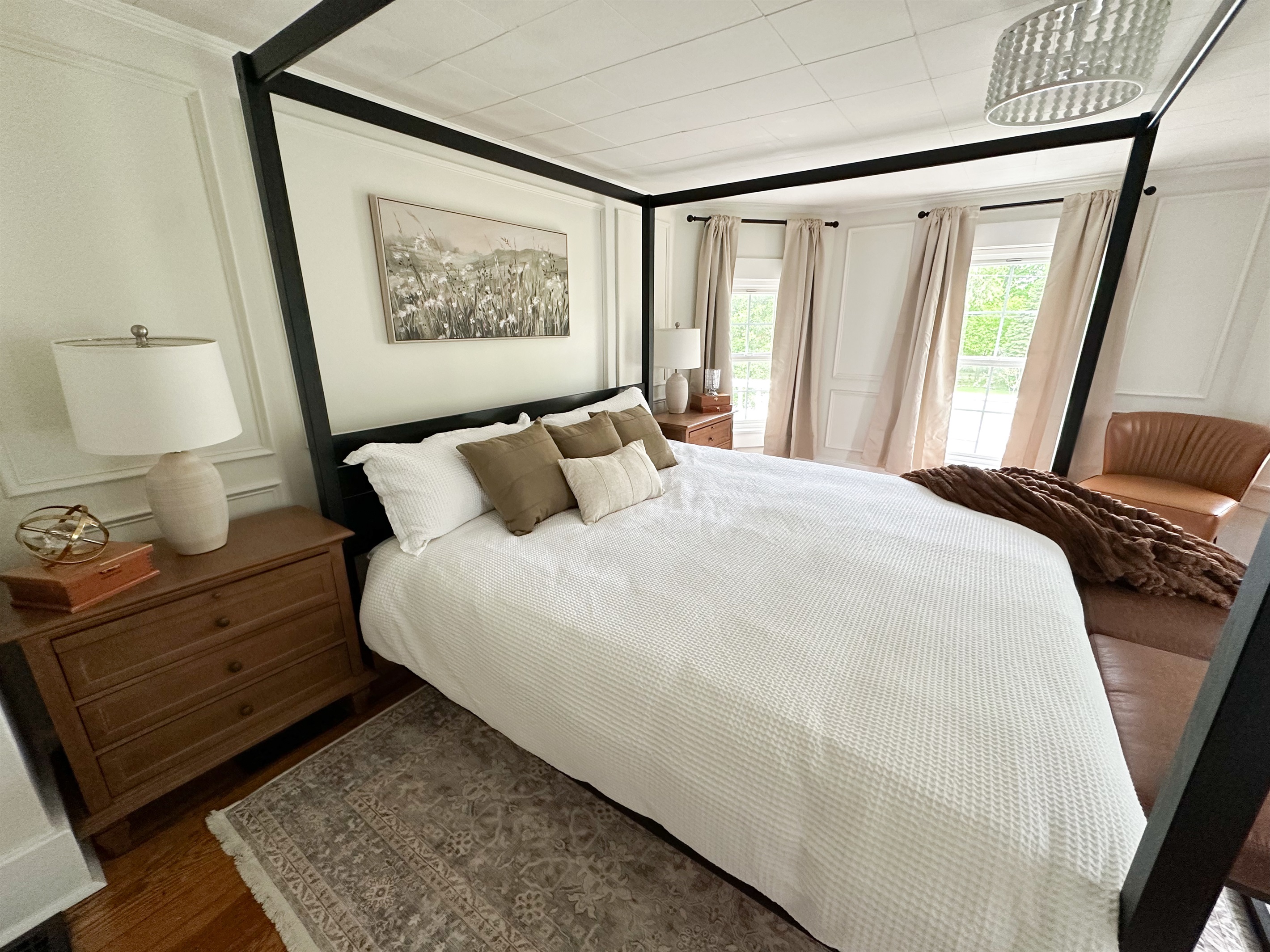Designed with bridal mornings in mind. This elegant suite offers a peaceful, luxurious space to get ready, sip coffee with your girls, and make unforgettable memories before the big day. Crisp white bedding gives every stay a fresh, clean feel.