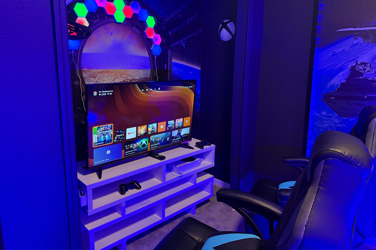 ✨ Kids and gamers rejoice! Our Star Wars-inspired bunk room offers LED lights, retro gaming, Xbox, and a 50” Smart TV