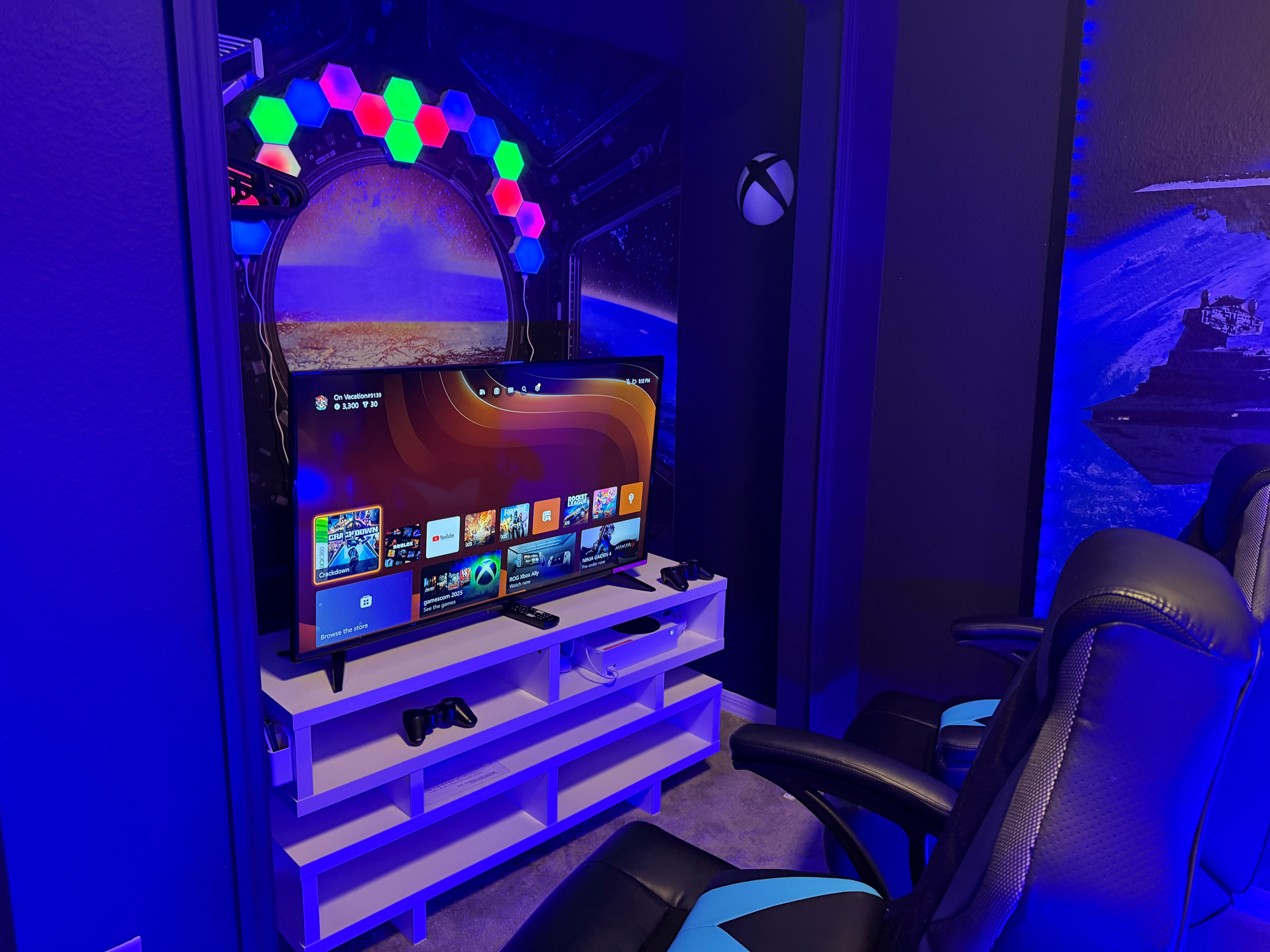 ✨ Kids and gamers rejoice! Our Star Wars-inspired bunk room offers LED lights, retro gaming, Xbox, and a 50” Smart TV