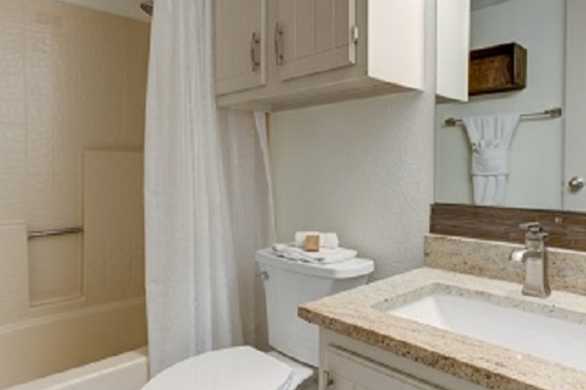 Secondary bathroom with tub/shower combo