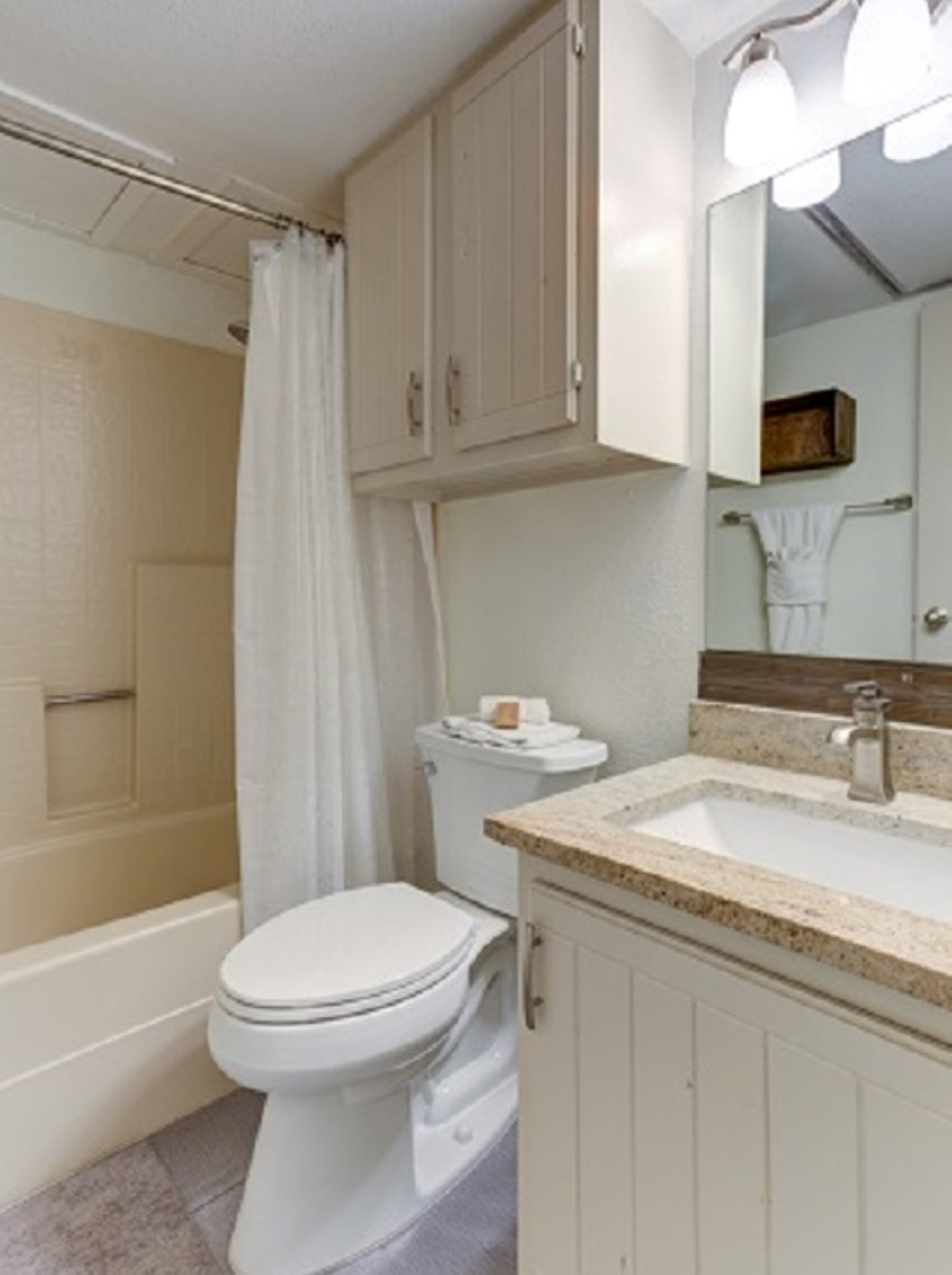 Secondary bathroom with tub/shower combo