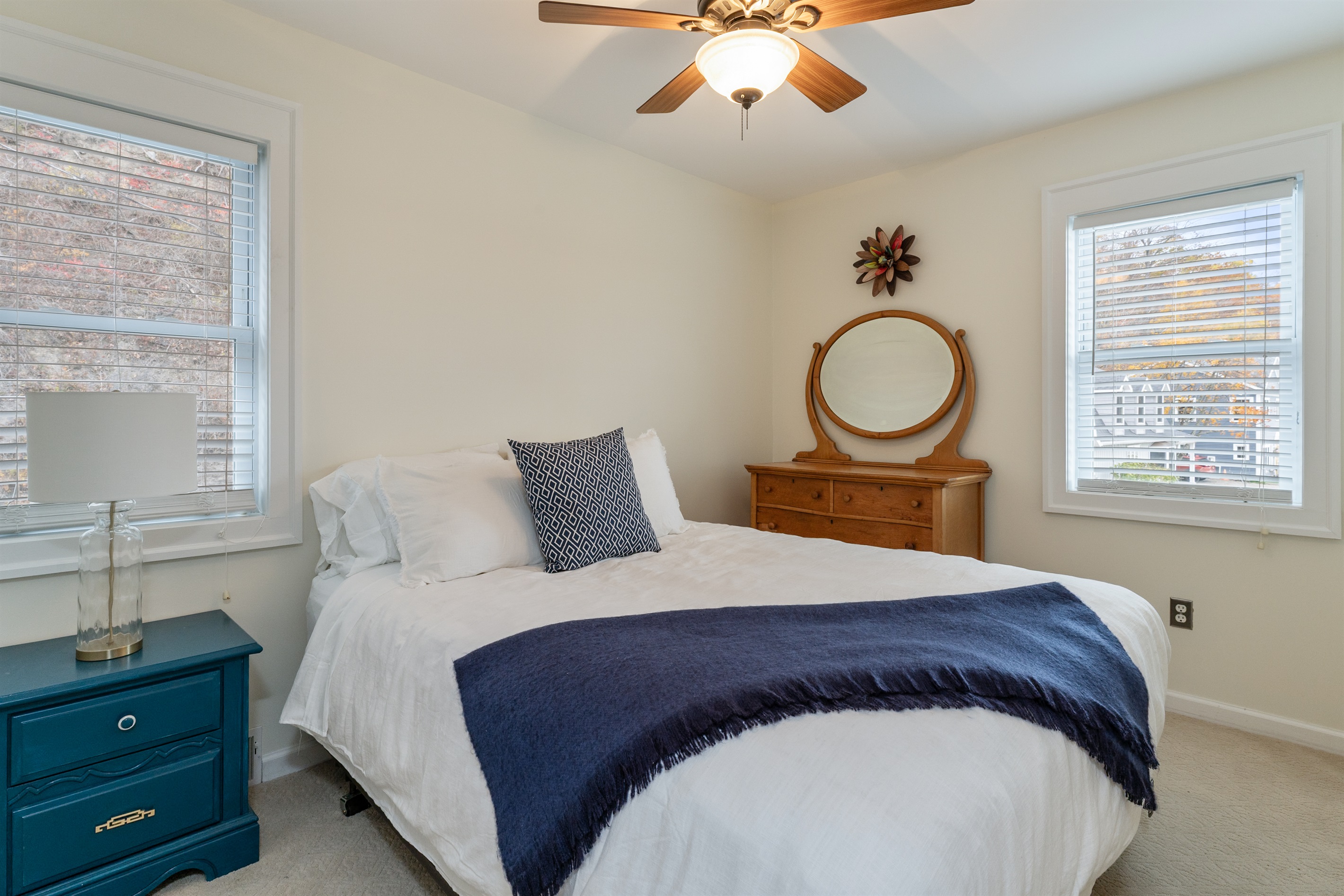 Spacious Queen bedroom - upstairs