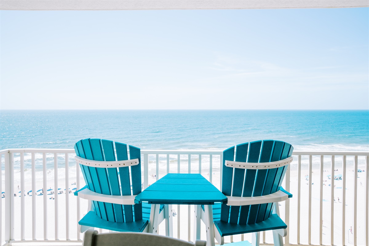 The beach is beckoning to you! Don't you want this view?