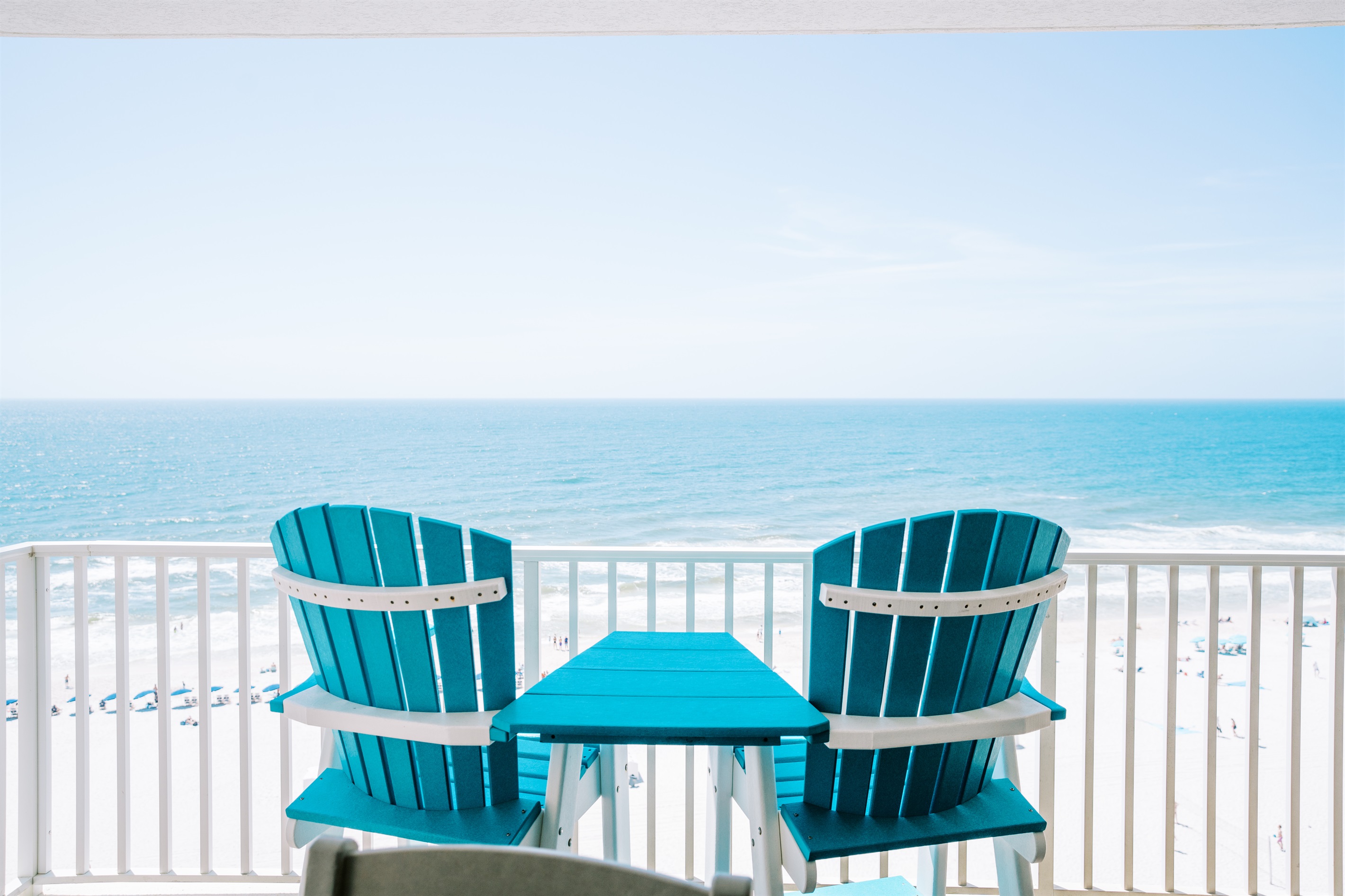 The beach is beckoning to you! Don't you want this view?