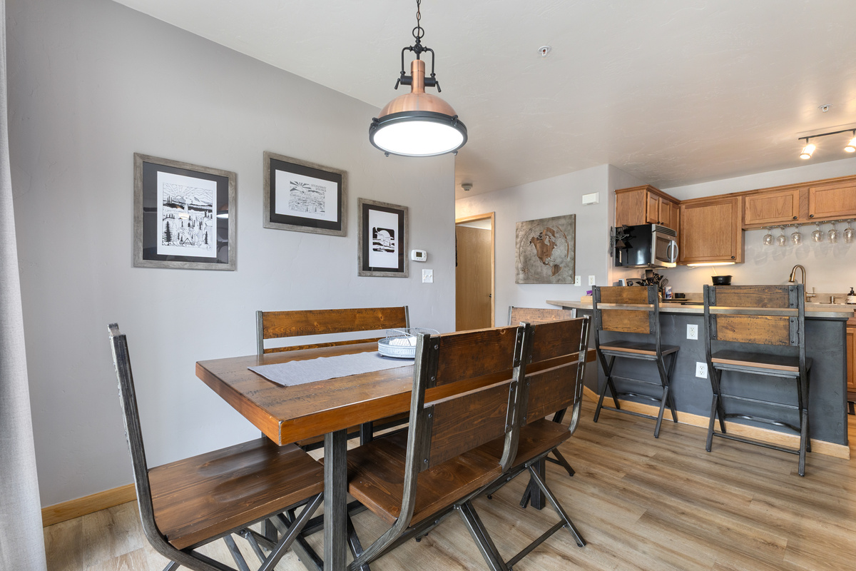 Dining Area | Table for 5