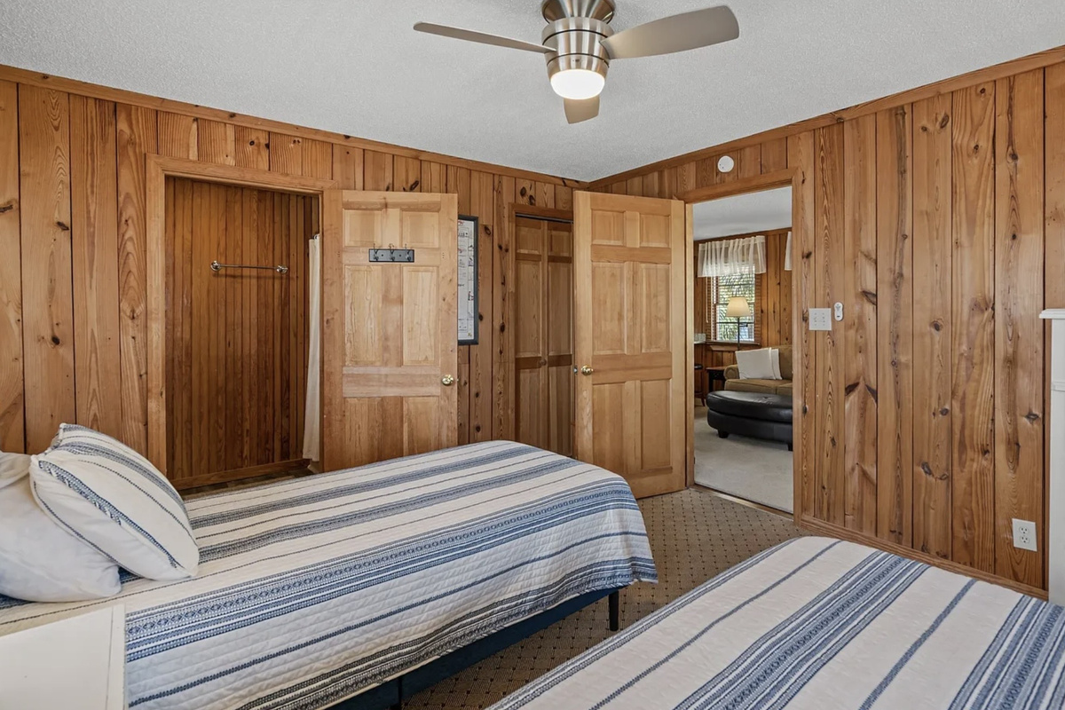 Upstairs, the wood grain rooms bring that timeless island cottage character. ⭐
