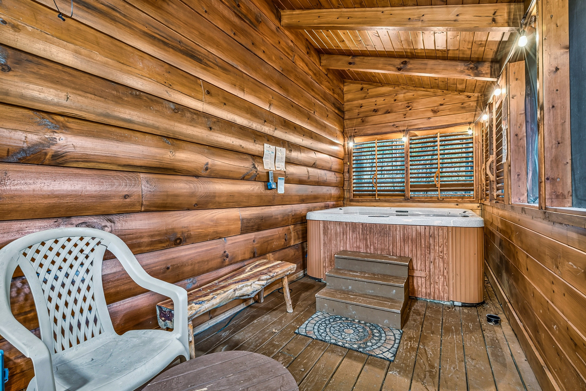 Step right out into your private outdoor oasis for a warm, soothing soak surrounded by nature.
