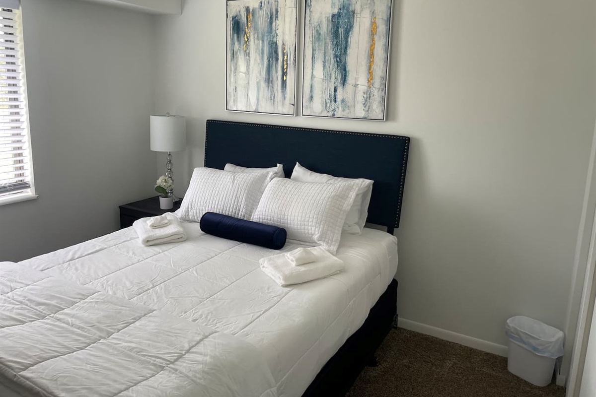 Queen size bedroom 2