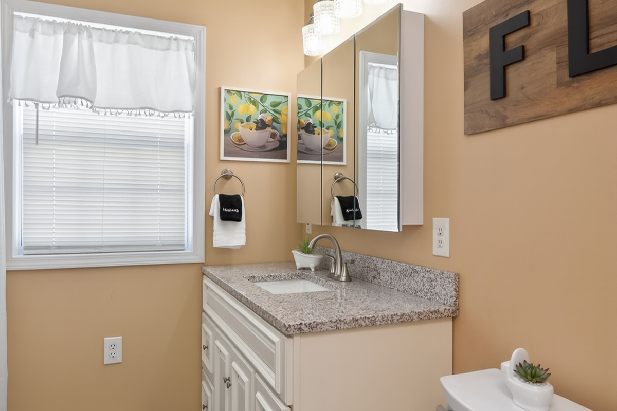 Main House full bathroom with jetted tub