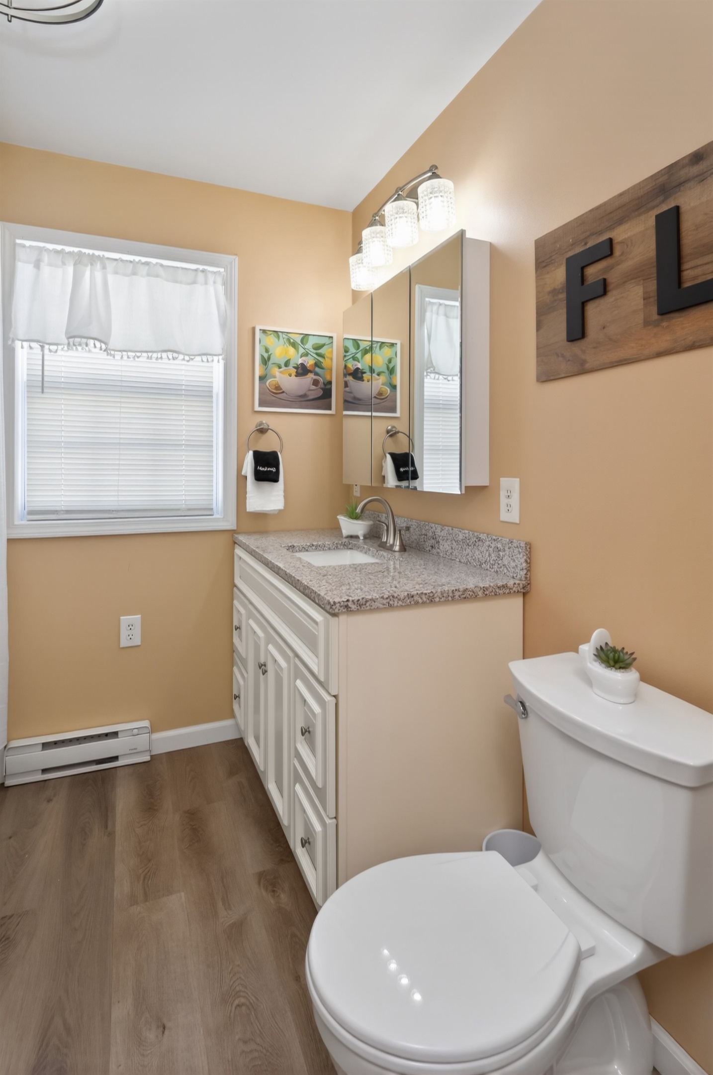 Main House full bathroom with jetted tub