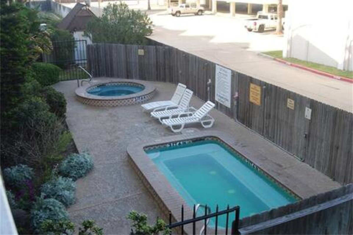 2 hot tubs