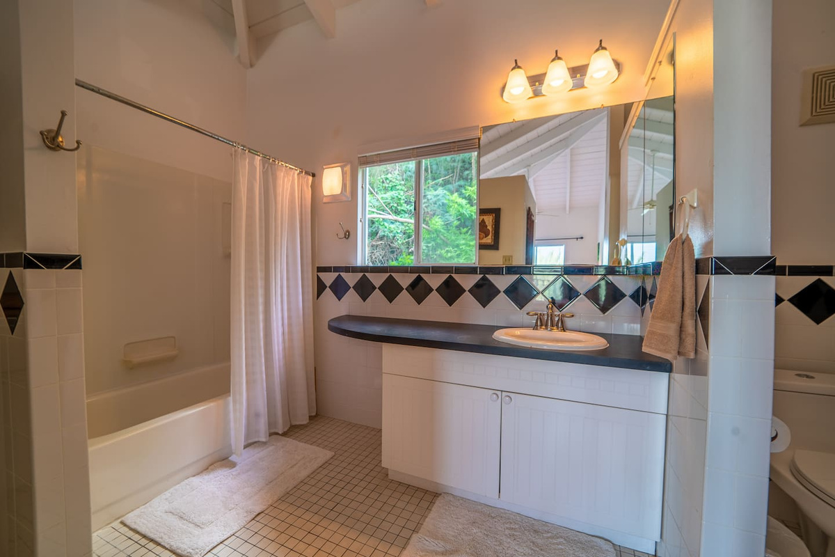 Master bedroom (en-suite bathroom) - located upstairs