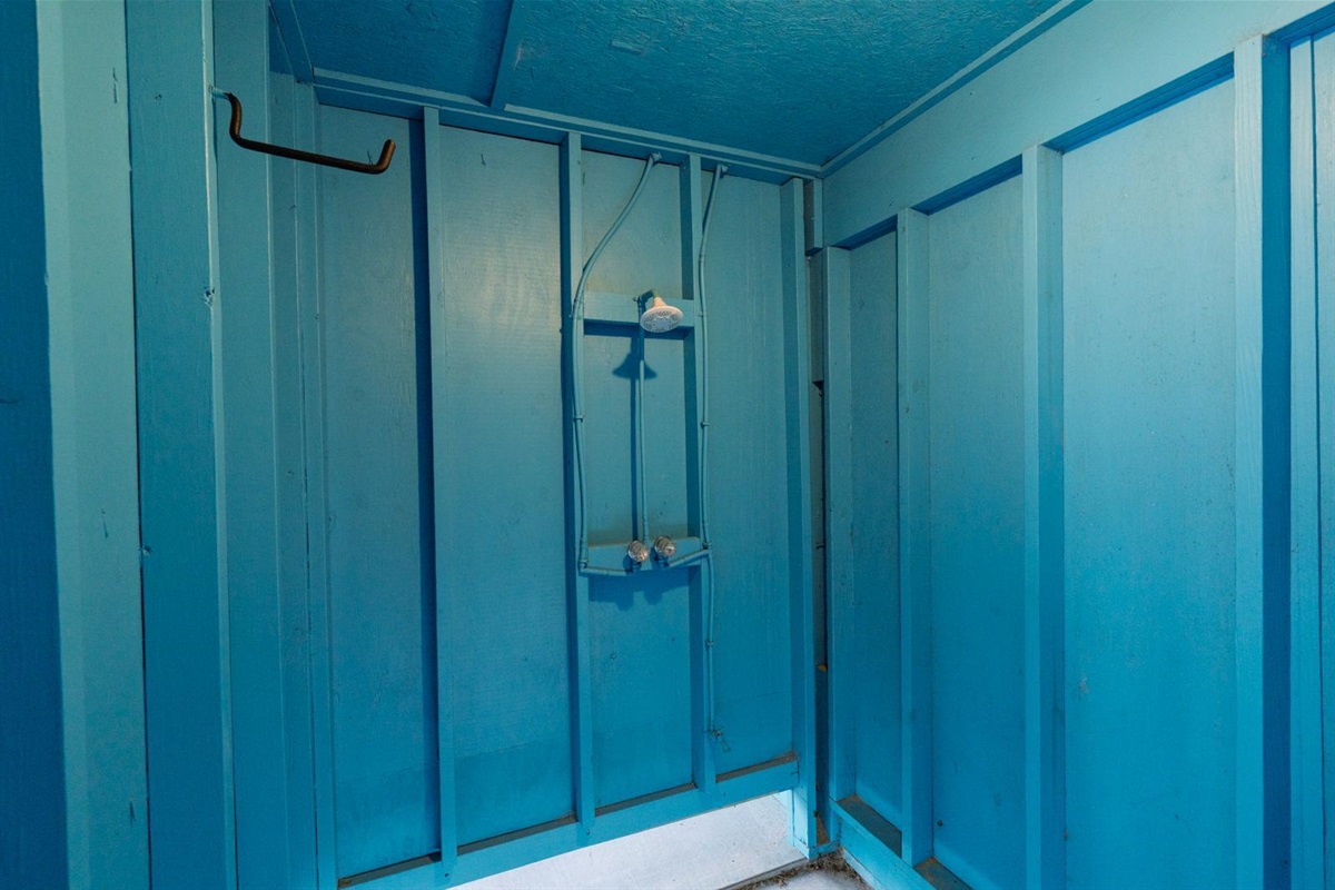 Hot/Cold Enclosed Shower